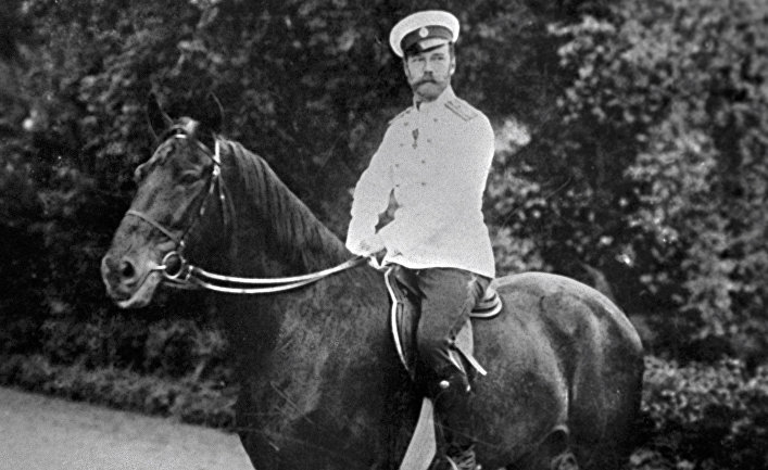 Российский император Николай II верхом на лошади