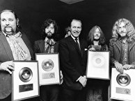 Группа Led Zeppelin позирует с экземплярами "золотых дисков" за количество проданных копий альбома, 1970-ый год