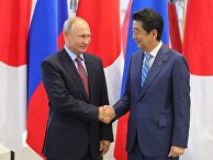 Владимир Путин и премьер-министр Японии Синдзо Абэ во время посещения двигателестроительного завода MAZDA SOLLERS Manufacturing Rus в пригороде Владивостока. 10 сентября 2018