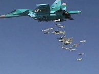 Бомбардировщик Су-34 ВКС РФ во время нанесения бомбовых авиаударов по объектам ИГ в Сирии Бомбардировщик Су-34 ВКС РФ во время нанесения бомбовых авиаударов по объектам ИГ в Сирии