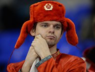 Болельщик сборной России в матче между сборными командами Китая и России в соревнованиях по керлингу среди мужчин на XVIII Сурдлимпийских зимних играх в Ханты-Мансийске Болельщик сборной России в матче между сборными командами Китая и России в соревнованиях по керлингу среди мужчин на XVIII Сурдлимпийских зимних играх в Ханты-Мансийске
