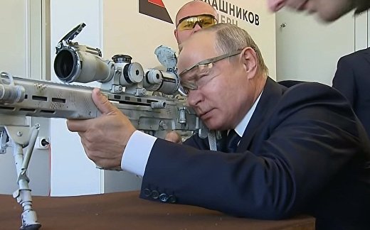 Путин показал навыки снайперской стрельбы Путин показал навыки снайперской стрельбы