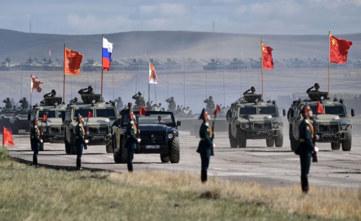 Парад участников военных маневров "Восток-2018" на забайкальском полигоне "Цугол"