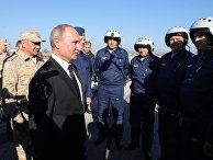 Владимир Путин общается с военнослужащими во время посещения авиабазы Хмеймим в Сирии. 11 декабря 2017 Владимир Путин общается с военнослужащими во время посещения авиабазы Хмеймим в Сирии. 11 декабря 2017