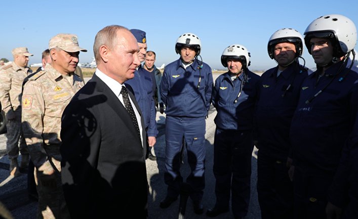 Владимир Путин общается с военнослужащими во время посещения авиабазы Хмеймим в Сирии. 11 декабря 2017