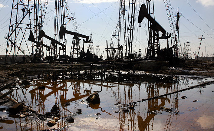 Нефтяные вышки на берегу Каспийского моря недалеко от Баку, Азербайджан