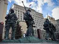 Скульптурная композиция у здания Министерства обороны России в Москве Скульптурная композиция у здания Министерства обороны России в Москве
