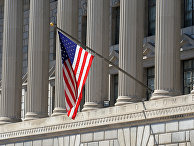 Флаг США на здании министерства торговли в Вашингтоне Флаг США на здании министерства торговли в Вашингтоне