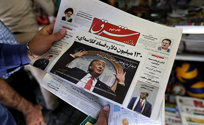 Газета с фотографией президента США Дональда Трампа на первой полосе в Тегеране