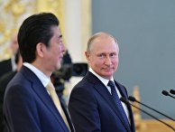 Президент РФ Владимир Путин и премьер-министр Японии Синдзо Абэ во время сеанса связи с экипажем МКС в рамках встречи в Кремле. 26 мая 2018