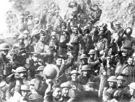 Американские солдаты празднуют прекращение огня 11 ноября 1918 года Американские солдаты празднуют прекращение огня 11 ноября 1918 года