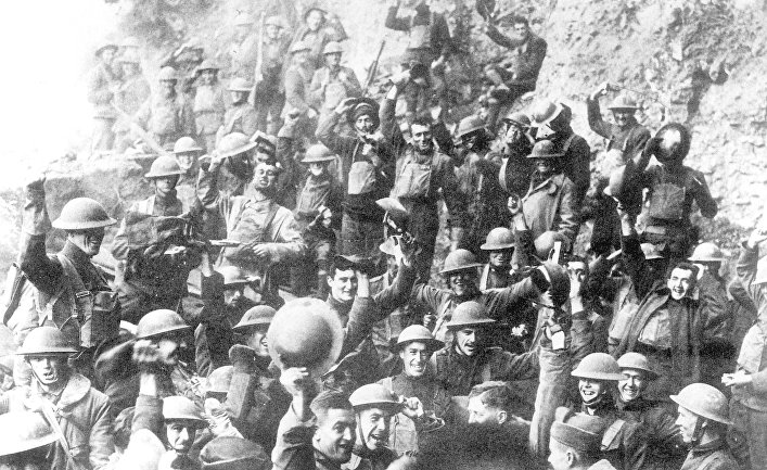 Американские солдаты празднуют прекращение огня 11 ноября 1918 года