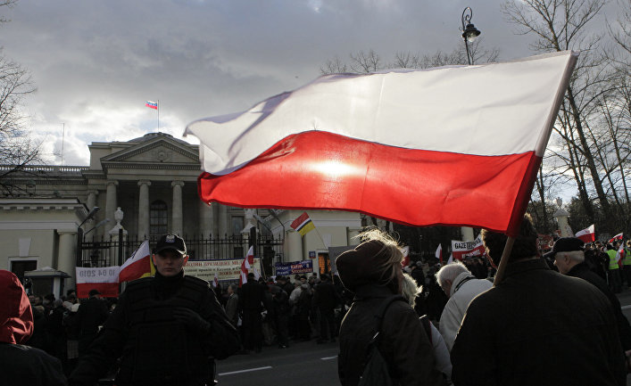 Акции протеста, связанные с крушением самолет Леха Качинского, перед посольством России в Варшаве, Польша. 9 апреля 2011