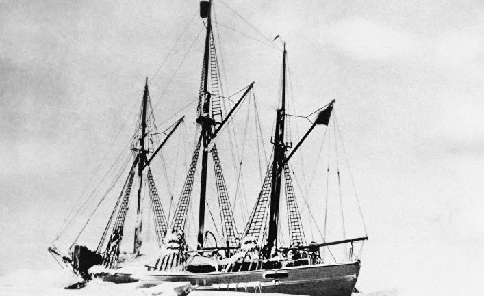 1923 год. Шхуна "Мод", вмерзшая в лед у берегов Сибири
