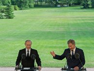 Президент РФ Владимир Путин и президент Финляндской Республики Саули Ниинистё во время совместной пресс-конференции по итогам встречи в Наантали Президент РФ Владимир Путин и президент Финляндской Республики Саули Ниинистё во время совместной пресс-конференции по итогам встречи в Наантали
