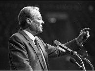 Вилли Брандт на встрече СДПГ в 1983 году Вилли Брандт на встрече СДПГ в 1983 году