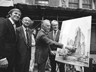 28 июня 1978. Дональд Трамп (слева) участвует в обсуждении концепции New York Hyatt Hotel 28 июня 1978. Дональд Трамп (слева) участвует в обсуждении концепции New York Hyatt Hotel