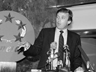 Новый владелец New Jersey Generals Дональд Трамп общается с журналистами Новый владелец New Jersey Generals Дональд Трамп общается с журналистами