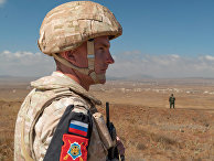 Сотрудник российской военной полиции вблизи деревни Таль Крум на сирийских Голанских высотах Сотрудник российской военной полиции вблизи деревни Таль Крум на сирийских Голанских высотах