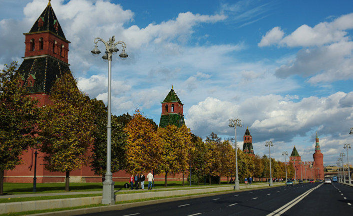 Кремлевская набережная в Москве