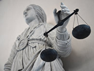 Статуя богини справедливости в здании суда в городе Рен Статуя богини справедливости в здании суда в городе Рен