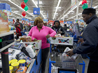 Покупатели в магазине сети Wal-Mart в Вашингтоне Покупатели в магазине сети Wal-Mart в Вашингтоне