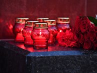 Цветы в память о погибших при нападении на колледж в Керчи Цветы в память о погибших при нападении на колледж в Керчи