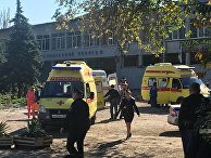 У Политехнического колледжа в Керчи, в котором произошел взрыв У Политехнического колледжа в Керчи, в котором произошел взрыв