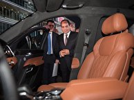 Президент Египта Абдель Фаттах ас-Сиси осматривает салон автомобиля Aurus Президент Египта Абдель Фаттах ас-Сиси осматривает салон автомобиля Aurus
