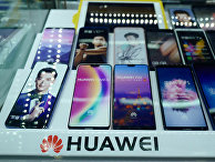 Смартфоны Huawei в магазине в Шанхае Смартфоны Huawei в магазине в Шанхае
