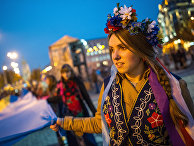 Молодежь с флагом Украины в Киеве Молодежь с флагом Украины в Киеве