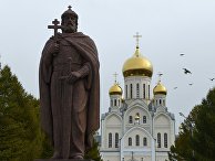 Памятник святому равноапостольному князю Владимиру после церемонии открытия в Троицком сквере возле Троице-Владимирского собора в Новосибирске