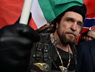 Президент Всероссийского мотоклуба «Ночные волки» Александр Залдостанов во время шествия движения «Антимайдан» на улице Петровке в Москве Президент Всероссийского мотоклуба «Ночные волки» Александр Залдостанов во время шествия движения «Антимайдан» на улице Петровке в Москве