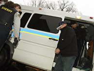Офицер Джеффри Пол Дилайл у здания суда в Халифаксе, 17 января 2012 Офицер Джеффри Пол Дилайл у здания суда в Халифаксе, 17 января 2012