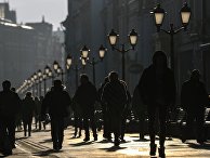 Прохожие на Никольской улице в Москве