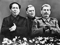 Иосиф Сталин, Николай Булганин и Мао Цзэдун на праздновании 70-летия Сталина в Большом театре Иосиф Сталин, Николай Булганин и Мао Цзэдун на праздновании 70-летия Сталина в Большом театре