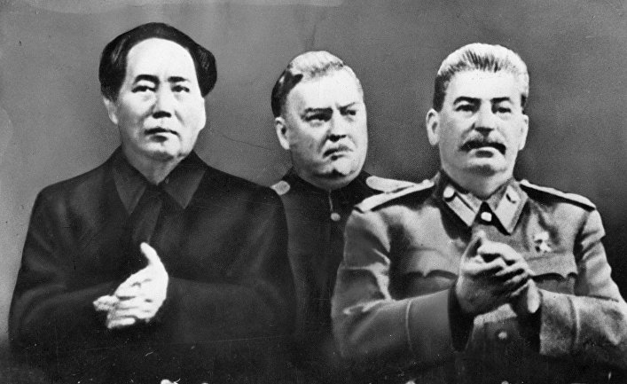 Иосиф Сталин, Николай Булганин и Мао Цзэдун на праздновании 70-летия Сталина в Большом театре