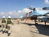 Российские летчики готовятся к посадке в истребитель Су-30 перед вылетом с аэродрома "Хмеймим" в Сирии. 5 октября 2015 Российские летчики готовятся к посадке в истребитель Су-30 перед вылетом с аэродрома "Хмеймим" в Сирии. 5 октября 2015