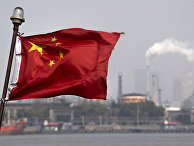 Китайский флаг перед шанхайским нефтеперерабатывающим заводом компании Gaoqiao Китайский флаг перед шанхайским нефтеперерабатывающим заводом компании Gaoqiao