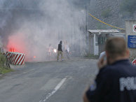 Примерно 200 сербских жителей Косово вечером в среду подожгли пограничный переход Ярине, ведущий в Сербию Примерно 200 сербских жителей Косово вечером в среду подожгли пограничный переход Ярине, ведущий в Сербию