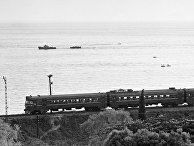 Поезд едет по берегу Черного моря Поезд едет по берегу Черного моря