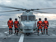 Португальские военнослужащие на палубе норвежского фрегата HNoMS Helge Ingstad во время совместных учений войск НАТО Trident Juncture 2018 ("Единый трезубец") в Норвежском море. 26 октября 2018 Португальские военнослужащие на палубе норвежского фрегата HNoMS Helge Ingstad во время совместных учений войск НАТО Trident Juncture 2018 ("Единый трезубец") в Норвежском море. 26 октября 2018