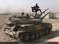 Боец ИГИЛ на танке, захваченном у сирийских военных, в городе Пальмира Боец ИГИЛ (запрещена в РФ) на танке, захваченном у сирийских военных, в городе Эль-Карьятейн
