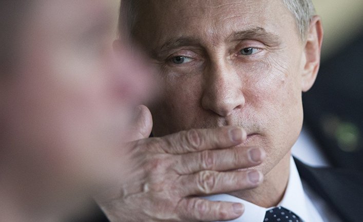 Владимир Путин посылает воздушный поцелуй