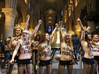 Активистки движения Femen в Соборе Парижской Богоматери Активистки движения Femen в Соборе Парижской Богоматери
