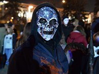 Молодые люди празднуют Хэллоуин Молодые люди празднуют Хэллоуин