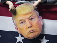Маска президента США Дональда Трампа на предвыборном митинге в Форт-Уэйне, штат Индиана Маска президента США Дональда Трампа на предвыборном митинге в Форт-Уэйне, штат Индиана