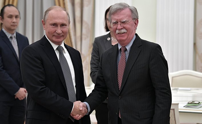 Владимир Путин и советник президента США по вопросам национальной безопасности Джон Болтон во время встречи. 23 октября 2018