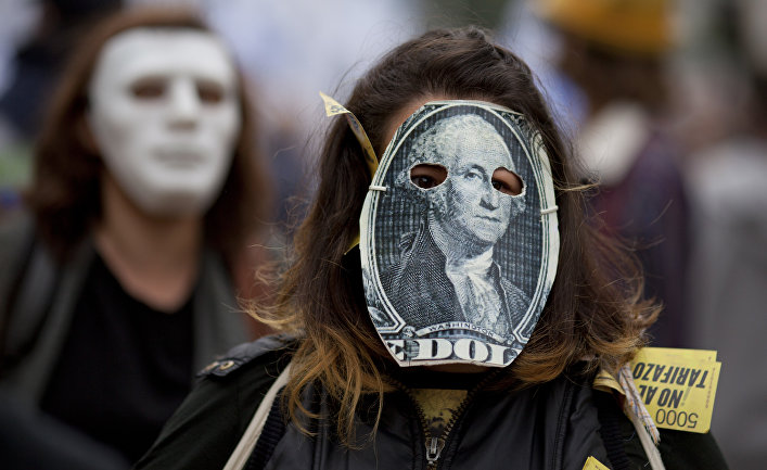 Участница протеста в маске, стилизованной под стодолларовую банкноту в Буэнос-Айресе, Аргентина