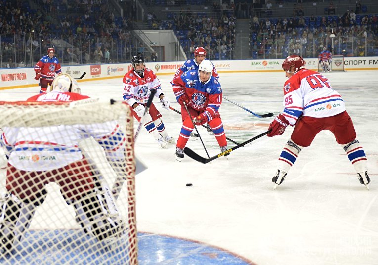 Президент РФ В. Путин принимает участие в хоккейном матче чемпионов НХЛ и Правления и почетных гостей НХЛ